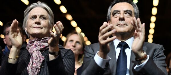 (FILES) This file photo taken on November 25, 2016 shows Francois Fillon (C), candidate for the right-wing primaries ahead of the French 2017 presidential election, and his wife Penelope (L) attending a campaign rally in Paris, ahead of the primary's second round on November 27 - Sputnik Mundo