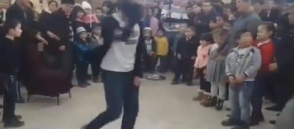 Un hombre se rompe el cuello bailando canción de Michael Jackson - Sputnik Mundo