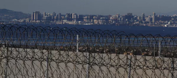 El muro fronterizo entre EEUU y México El muro fronterizo entre EEUU y México - Sputnik Mundo