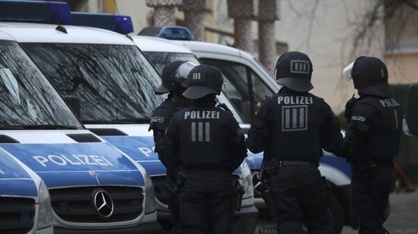 German special police forces stand guard in front of Frankfurt's Bilal mosque during early morning raids in the federal state of Hesse and its capital Frankfurt, Germany, February 1, 2017 - Sputnik Mundo