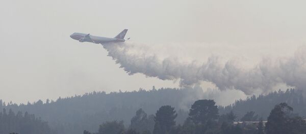 A Boeing 747-400 Super Tanker from the U.S. drops water to extinguish wildfires in Chile's central-south regions, in Dichato, Chile January 31, 2017 - Sputnik Mundo