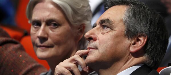 El candidato presidencial de la derecha francesa François Fillon con su esposa  Penelope Fillon - Sputnik Mundo