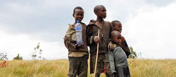 Niños africanos con agua potable Niños africanos con agua potable - Sputnik Mundo