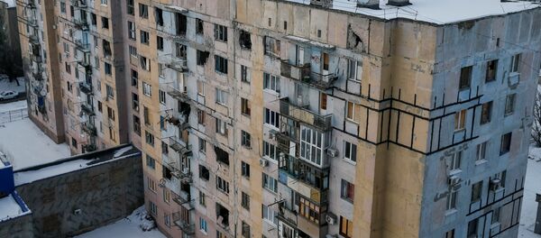 Edificio destruido por bombardeos en este de Ucrania - Sputnik Mundo