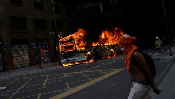 Protestas contra recortes a funcionarios públicos en Río de Janeiro - Sputnik Mundo