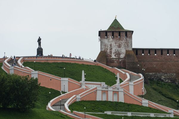 Escalinata y monumento de Chkálov en los aledaños del Kremlin de Nizhni Nóvgorod, ciudad donde se graduó como piloto. Escalinata y monumento de Chkálov en los aledaños del Kremlin de Nizhni Nóvgorod, ciudad donde se graduó como piloto. - Sputnik Mundo