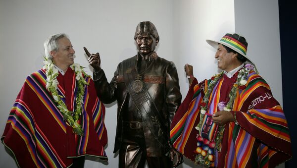 El presidente de Bolivia, Evo Morales, y el vicepresidente Álvaro García Linera posan con una estatua de Morales tras la inauguración del Museo Orinoca en Orinoca El presidente de Bolivia, Evo Morales, y el vicepresidente Álvaro García Linera posan con una estatua de Morales tras la inauguración del Museo Orinoca en Orinoca - Sputnik Mundo