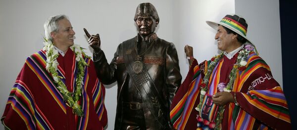 El presidente de Bolivia, Evo Morales, y el vicepresidente Álvaro García Linera posan con una estatua de Morales tras la inauguración del Museo Orinoca en Orinoca - Sputnik Mundo