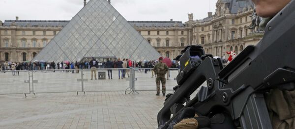 French army paratroopers patrol near the Louvre museum in Paris, France, March 30, 2016 - Sputnik Mundo