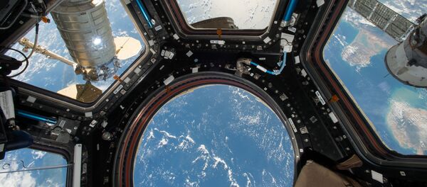 Космический корабль Cygnus из окна модуля МКС - Sputnik Mundo
