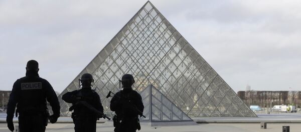 Policías franceses cerca de Louvre - Sputnik Mundo
