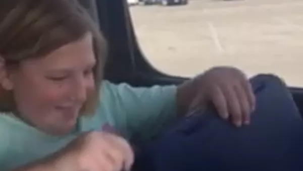 Una niña recibe un insólito regalo y esta es su reacción - Sputnik Mundo