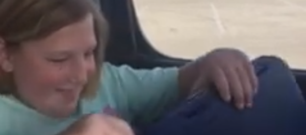 Una niña recibe un insólito regalo y esta es su reacción - Sputnik Mundo