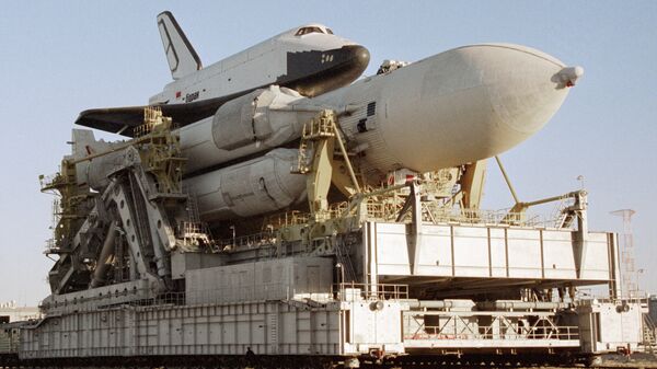La nave espacial Burán sobre el cohete portador Energia (archivo) - Sputnik Mundo