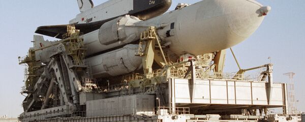 La nave espacial Burán sobre el cohete portador Energia (archivo) - Sputnik Mundo
