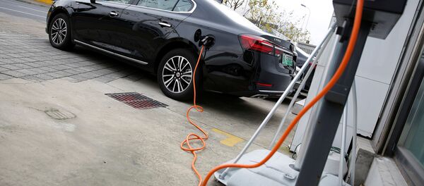 Un coche eléctrico (archivo) - Sputnik Mundo