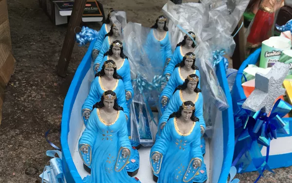 Estatuas de Yemayá en una barca de ofrendas Estatuas de Yemayá en una barca de ofrendas - Sputnik Mundo