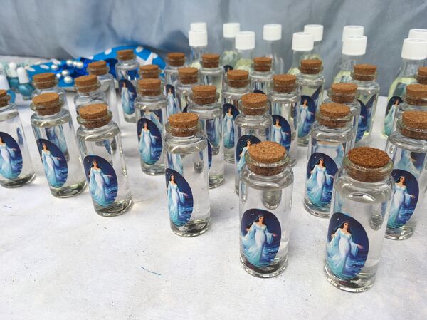 Frascos de colonia para ofrendar a Yemayá en Montevideo - Sputnik Mundo