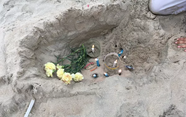 Una ofrenda de claveles y velas a Yemayá en la playa Ramírez de Montevideo Una ofrenda de claveles y velas a Yemayá en la playa Ramírez de Montevideo - Sputnik Mundo