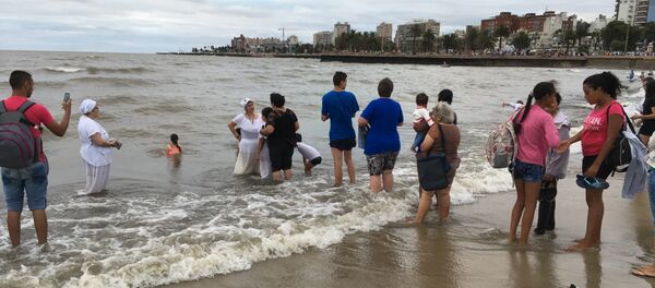 Personas hacen fila para recibir la curación de una mae durante la Fiesta de Yemayá en Montevideo - Sputnik Mundo