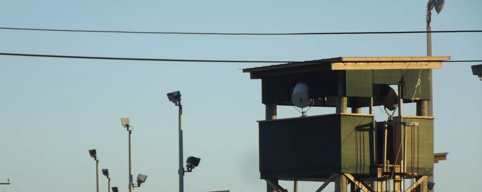 Una de las torres de vigilancia del Campo 6 de Guantánamo Una de las torres de vigilancia del Campo 6 de Guantánamo - Sputnik Mundo, 1920, 23.02.2021