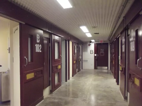Corredor de celdas en Campo 5, un recinto de máxima seguridad de Guantánamo donde más de 100 detenidos pasaron años en un régimen de castigo. Hoy está vacío. Corredor de celdas en Campo 5, un recinto de máxima seguridad de Guantánamo donde más de 100 detenidos pasaron años en un régimen de castigo. Hoy está vacío. - Sputnik Mundo