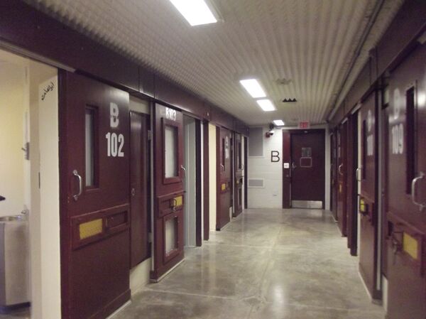 Corredor de celdas en Campo 5, un recinto de máxima seguridad de Guantánamo donde más de 100 detenidos pasaron años en un régimen de castigo. Hoy está vacío.  - Sputnik Mundo