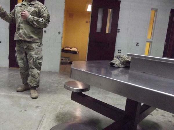 Área común para los presos obedientes del Campo 6. Al fondo se ve una de las celdas individuales.  - Sputnik Mundo