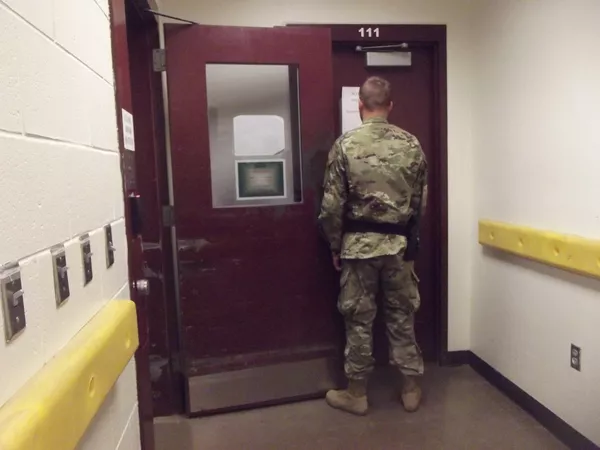 Un guardia posa de espaldas en un corredor del Campo 6 de Guantánamo. Un guardia posa de espaldas en un corredor del Campo 6 de Guantánamo. - Sputnik Mundo