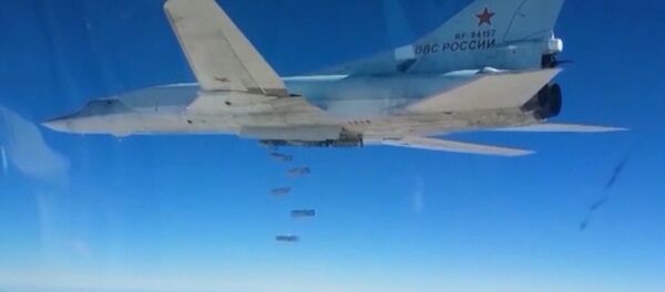 Los Tu-22M3 rusos bombardean los depósitos de armas en Deir Ezzor - Sputnik Mundo