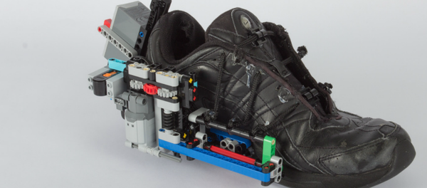 Vídeo: un hombre inventa unas zapatillas autoajustables… a base de legos - Sputnik Mundo