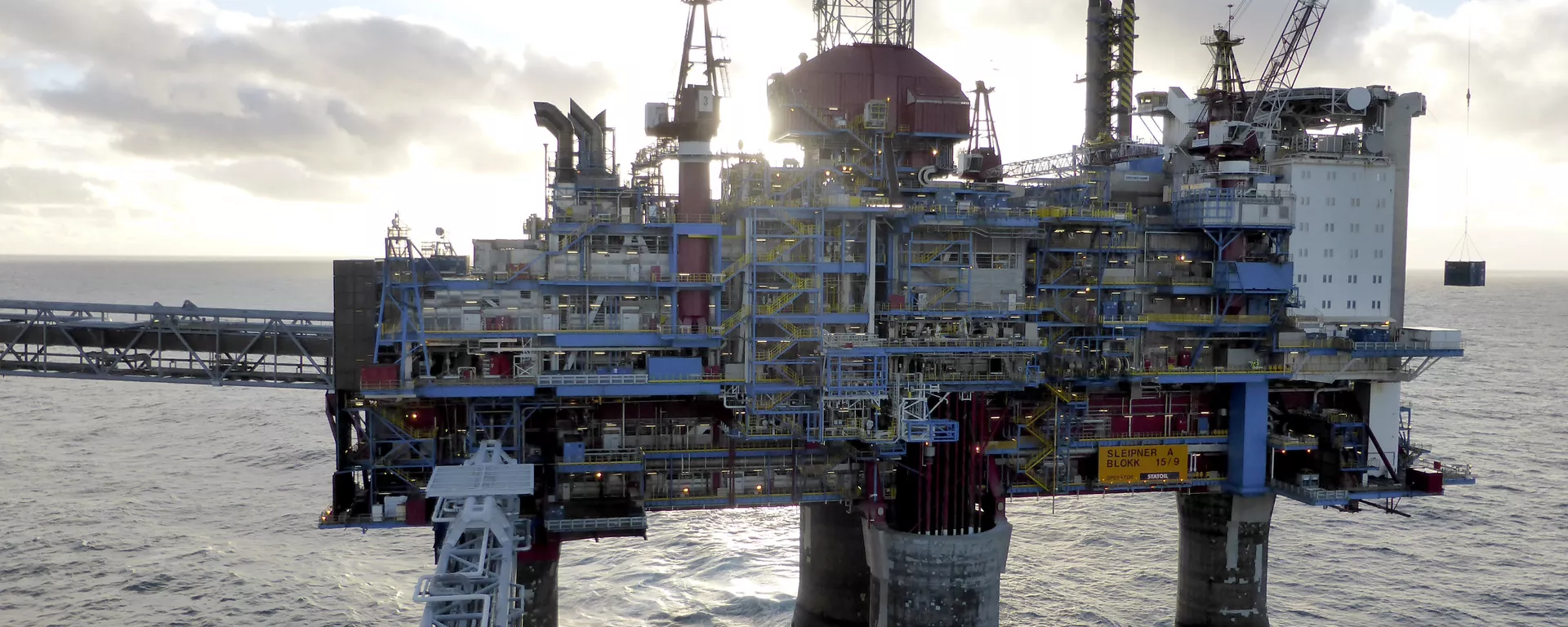 Oil and gas company Statoil drilling and accommodation platform Sleipner A is pictured in the offshore near the Stavanger, Norway, February 11, 2016 Oil and gas company Statoil drilling and accommodation platform Sleipner A is pictured in the offshore near the Stavanger, Norway, February 11, 2016 - Sputnik Mundo, 1920, 28.09.2021