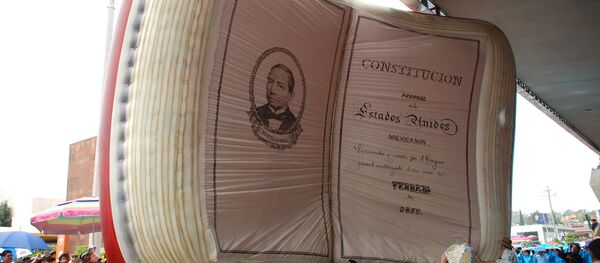 El libro de Constitución Mexicana inflable - Sputnik Mundo