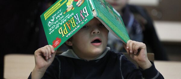 Estudiante en una clase de ruso - Sputnik Mundo