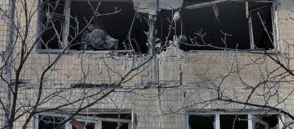 Edificio destruido por bombardeos en el este de Ucrania - Sputnik Mundo