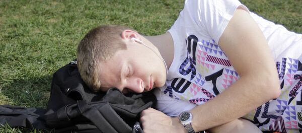 Un hombre durmiendo - Sputnik Mundo