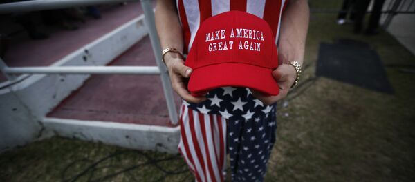 Una gorra con la inscripción 'Make America Great Again' - Sputnik Mundo