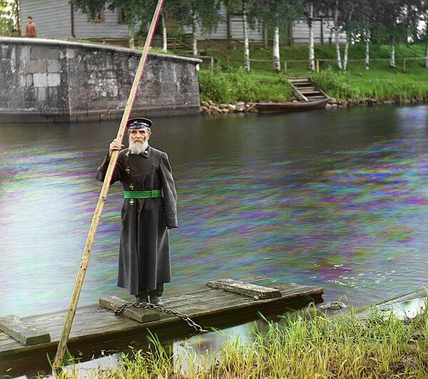 Anciano navega un río en la región de Chernígov, actual Ucrania.  - Sputnik Mundo