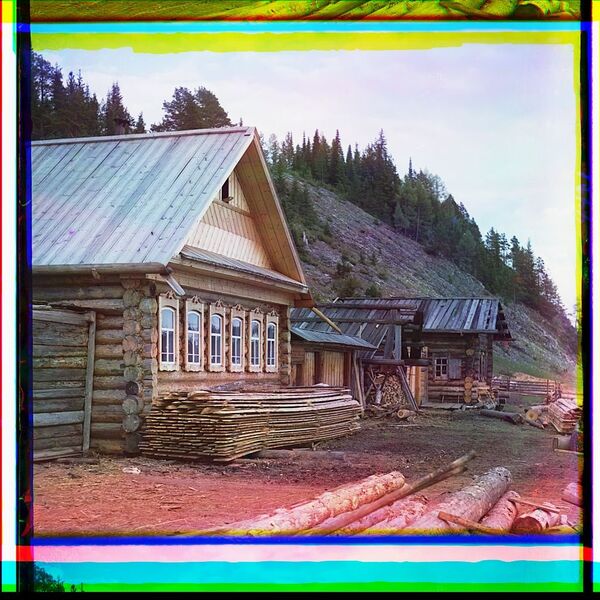 Izbá —vivienda campesina rusa— en la aldea Martianova. - Sputnik Mundo