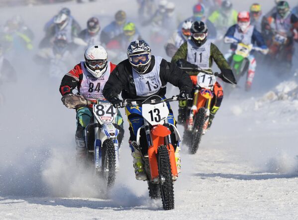 Deporte a la rusa: motocross sobre nieve - Sputnik Mundo