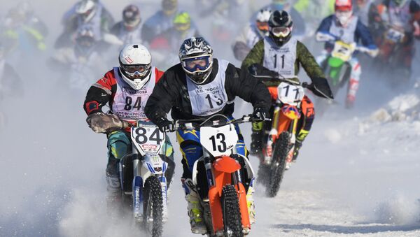 Deporte a la rusa: motocross sobre nieve - Sputnik Mundo