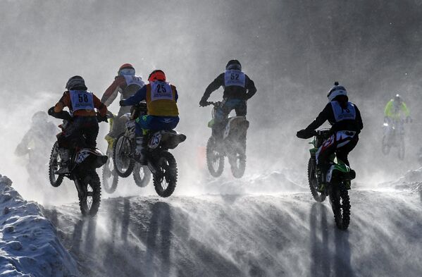 Deporte a la rusa: motocross sobre nieve - Sputnik Mundo