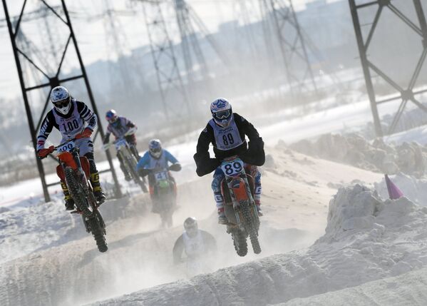 Deporte a la rusa: motocross sobre nieve - Sputnik Mundo