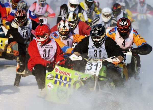 Deporte a la rusa: motocross sobre nieve - Sputnik Mundo