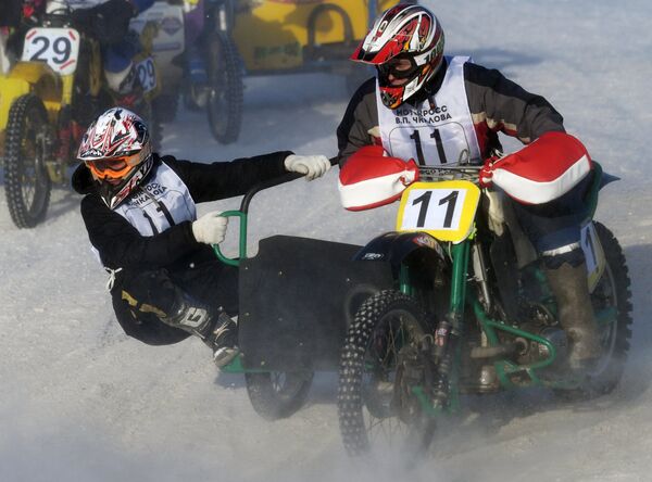 Deporte a la rusa: motocross sobre nieve - Sputnik Mundo