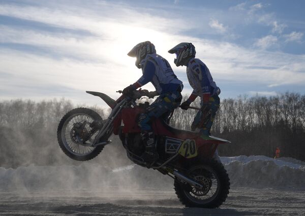 Deporte a la rusa: motocross sobre nieve - Sputnik Mundo