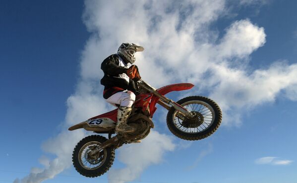 Deporte a la rusa: motocross sobre nieve - Sputnik Mundo