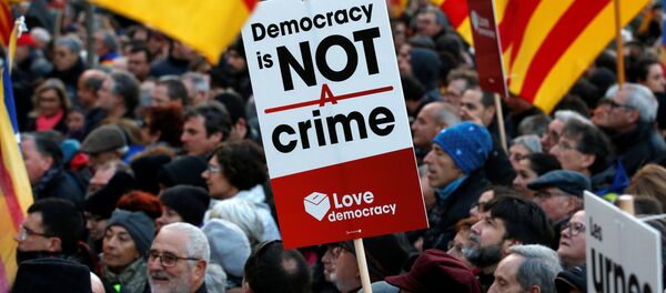 La concentración convocada en Barcelona para apoyar a los políticos independentistas encausados por la celebración de la consulta soberanista del 9 de noviembre de 2014 en Cataluña - Sputnik Mundo