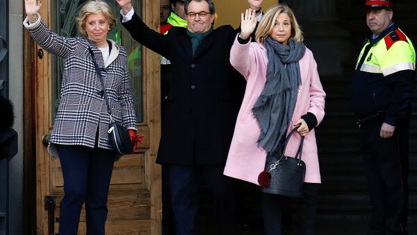 Artur Mas con Irene Rigau y Joana Ortega ante el Tribunal Superior de Justicia de Cataluña en Barcelona - Sputnik Mundo