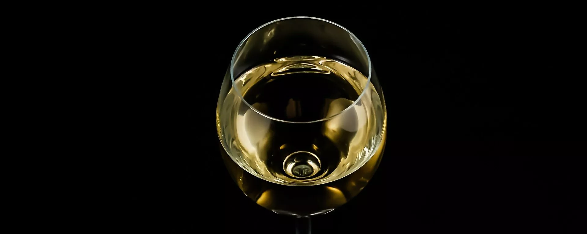 Una copa de vino blanco (imagen referencial) Una copa de vino blanco (imagen referencial) - Sputnik Mundo, 1920, 19.05.2021
